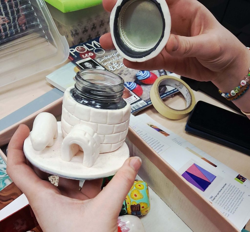 Un igloo créé en pate Fimo